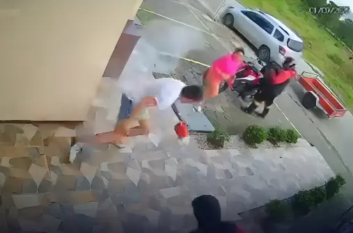 Veja: Homem é morto a tiros na frente de esposa grávida (Foto: Reprodução Câmera de Segurança)