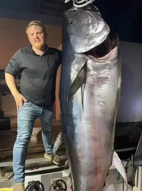 Homem trava verdadeira batalha, mas captura atum de 280 kg (Foto: Reprodução Redes Sociais) 