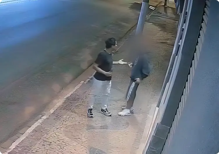 Pintor é espancado até a morte por adolescente de 17 anos (Foto: Reprodução Câmera de Segurança)