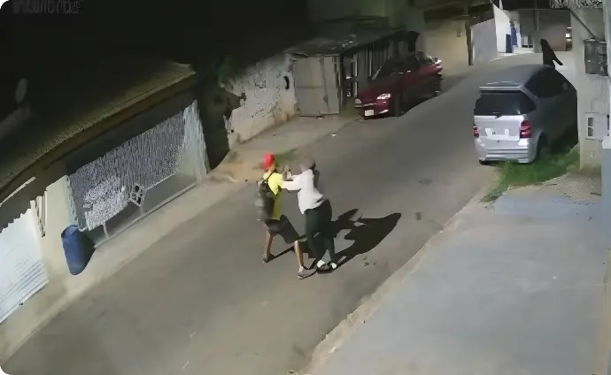 Câmera flagra momento em que mulher é esfaqueada em ponto de ônibus (Foto: Reprodução Câmeras de Segurança)