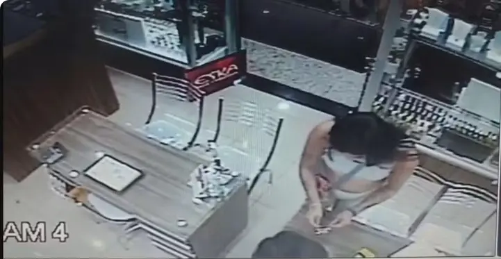 Professora 'mão leve' é presa após furtar cartões de crédito pela 4ª vez (Foto: Reprodução Câmera de Segurança)