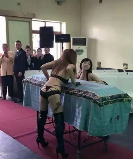Strippers são contratadas para ‘dar boa sorte’ em velórios