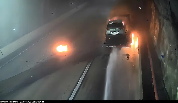 Guincho e carro pegam fogo e interdita túnel de rodovia do litoral paulista (Foto: Concessionária Tamoios)