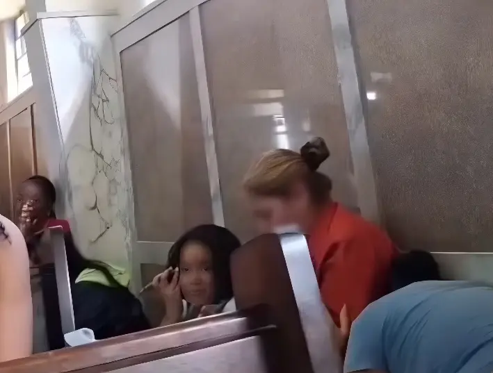 Tiroteio fora de igreja no RJ causa pânico e deixa fiéis no chão durante missa.(Foto: Reprodução)