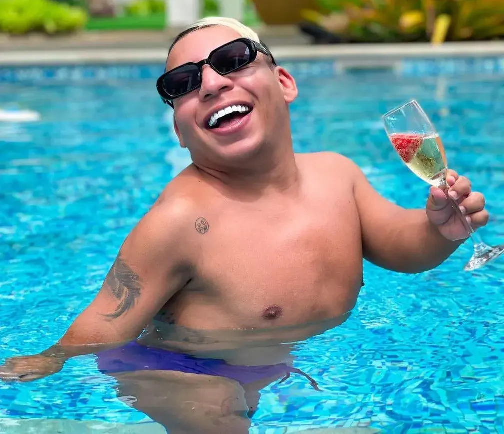Tokinho recebe ameaça de abuso durante live e reage
