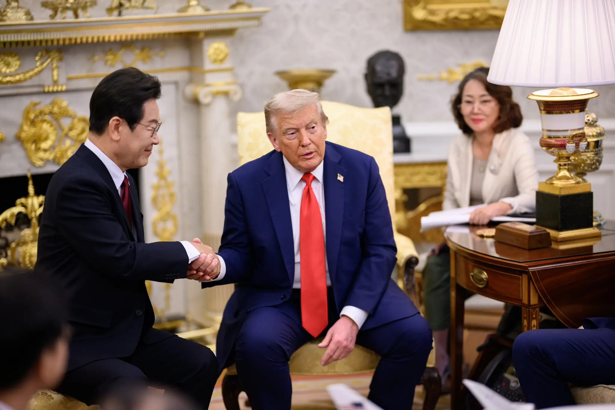 Após rumores de morte, Trump reaparece em coletiva e aproveita para cutucar o Brasil (Foto: Daniel Torok/Casa Branca)