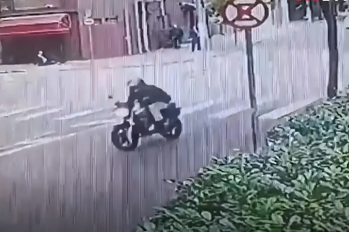 Veja momento em que criminoso de moto tenta assaltar delegados (Foto: Câmeras de Segurança)