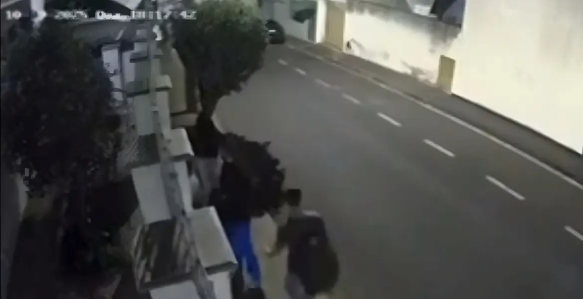 Homem persegue jovem, apalpa bunda dela e sai correndo (Foto: Câmeras de segurança)