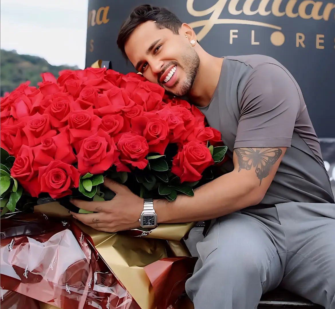 Superou Carlinhos? Lucas Guimarães recebe buque de rosas e bilhete de admirador secreto; veja mensagem (Foto: Reprodução/Redes Sociais)