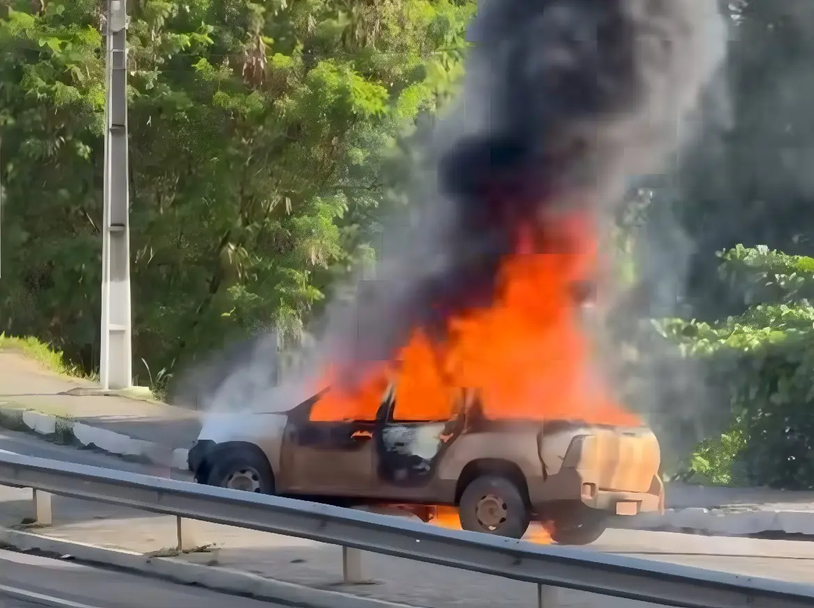 Carro em chamas e desgovernado atravessa avenida movimentada na BA (Foto: Reprodução/Redes Sociais)