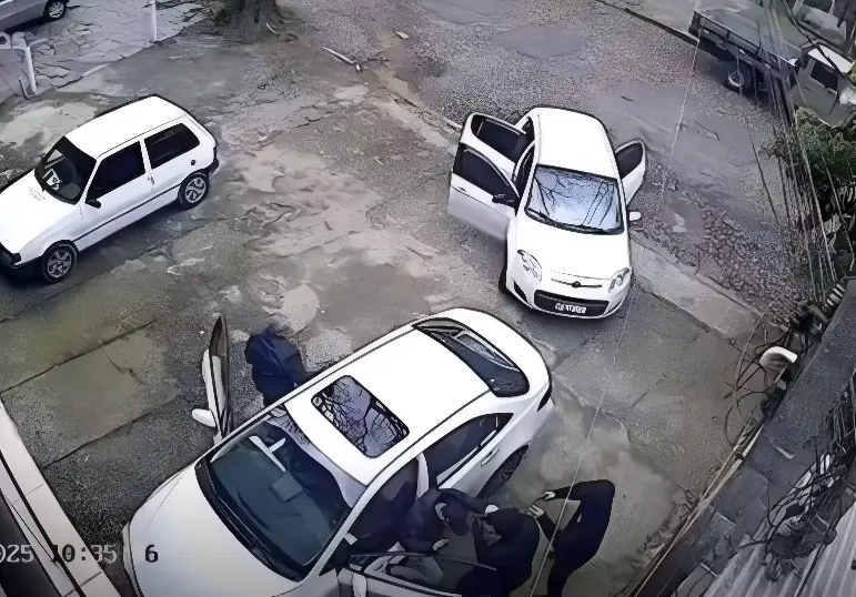Homem é sequestrado após estacionar o carro (Foto: Reprodução/RBS TV)