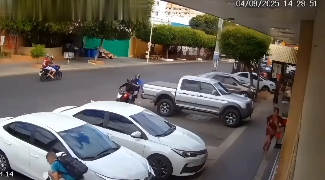 Vídeo mostra mulher sendo perseguida e morta a tiros em supermercado (Foto: Câmeras de segurança)