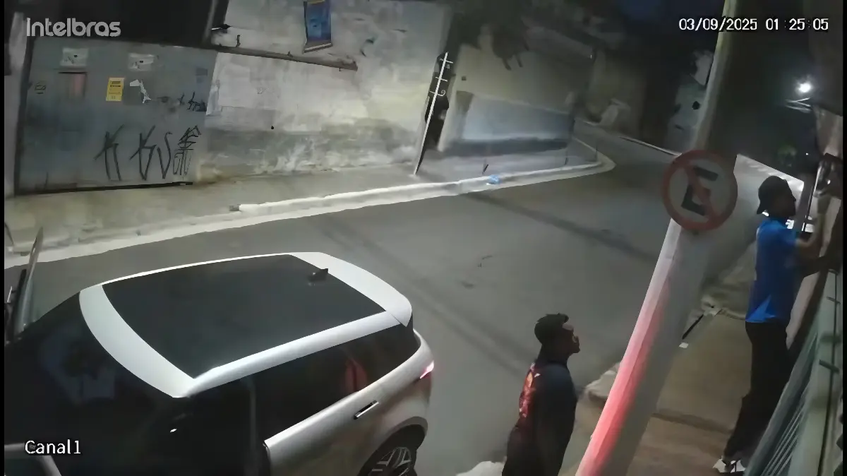 ‘Te mato’: imagens mostram ex-atacante do Santos no momento em que ameaça namorada (Foto: Câmer‘Te mato’: imagens mostram ex-atacante do Santos no momento em que ameaça namorada (Foto: Câmeras de segurança)as de segurança)
