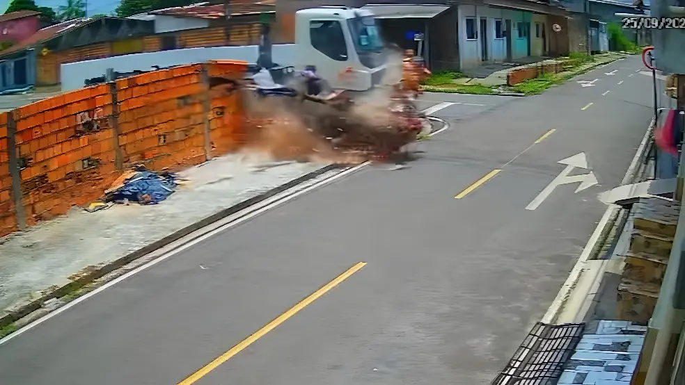 Caminhão desgovernado invade casa e atinge criança e cadeirante (Foto: Câmeras de Segurança)