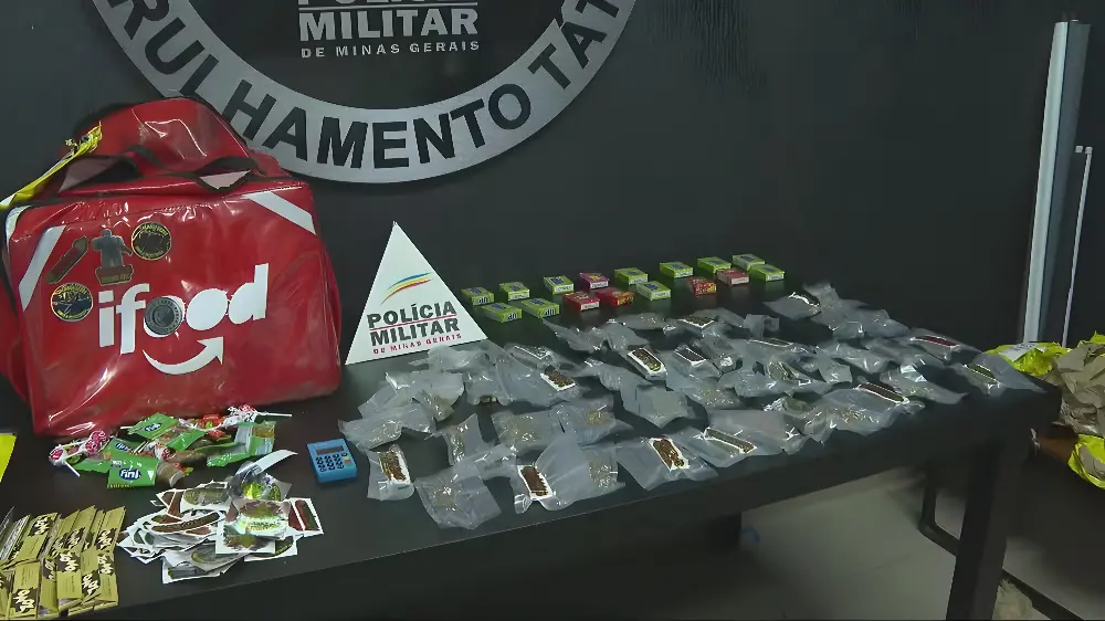 Jovem é preso usando bolsa de aplicativo de entrega de comida para distribuir drogas em BH (Foto: TV Globo/Reprodução)