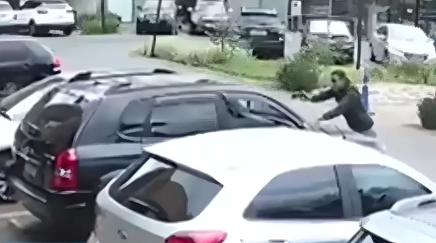 Foragido reage à prisão, atropela policial e leva tiros; veja vídeo (Foto: Câmeras de segurança)