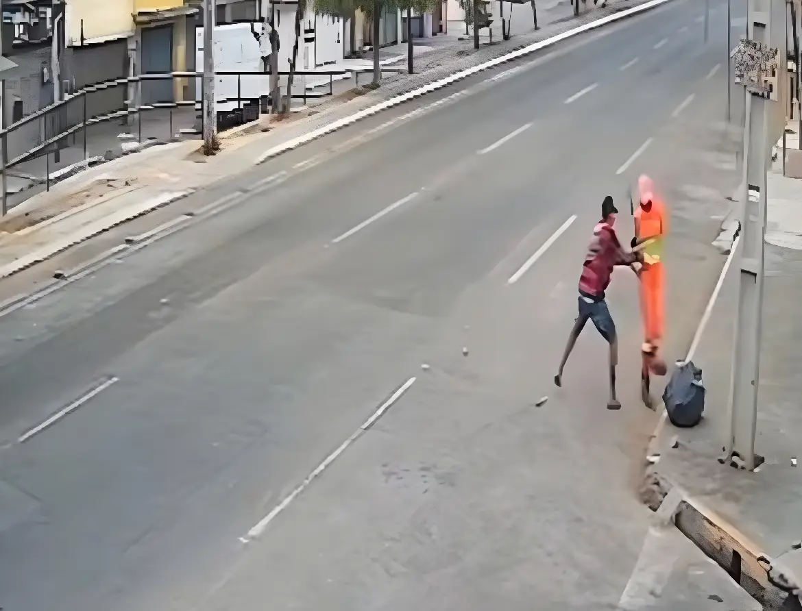 Vídeo: gari é assaltada enquanto varre rua (Foto: Câmeras de Segurança)