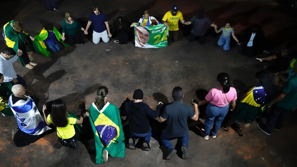 Na véspera de retomada de julgamento, bolsonaristas fazem vigília em frente à casa de Bolsonaro (Foto: Reprodução/O Globo)