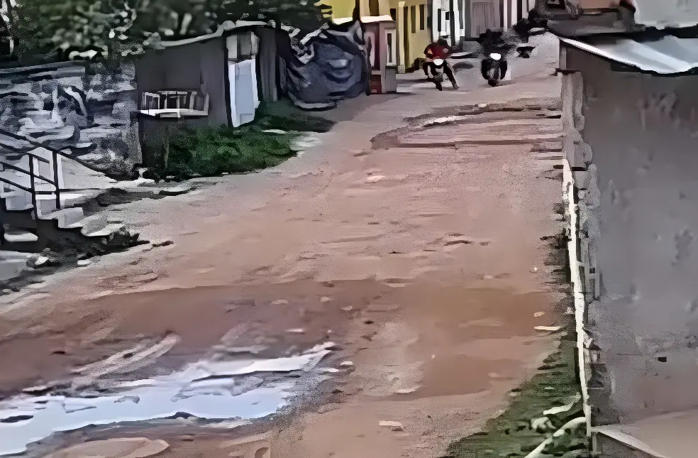 Motociclista tenta escapar de criminosos, abandona moto e é assassinado a tiros; veja o vídeo (Foto: Reprodução/Redes Sociais)