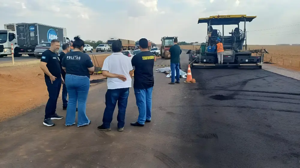Três trabalhadores morrem esmagados por rolo compressor em obras (Foto: PRF)