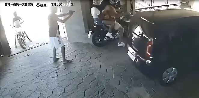 Casal é assaltado em porta de motel (Foto: Câmeras de segurança)