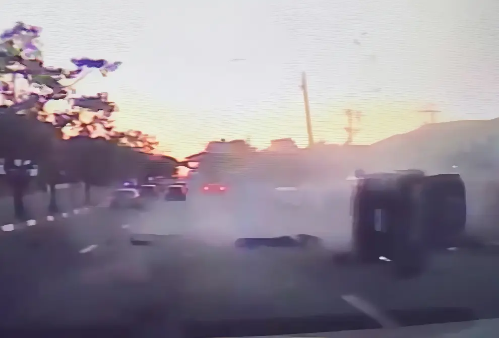 Imagens chocantes: motorista é arremessado para fora do carro em colisão contra poste (Foto: Reprodução)