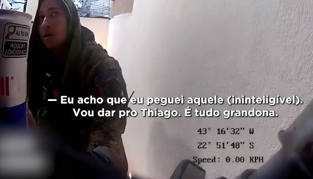 Vídeo vazado revela PMs do Bope 'fazendo compras' em casa alvo de operação (Foto: Reprodução/Câmera corporal)