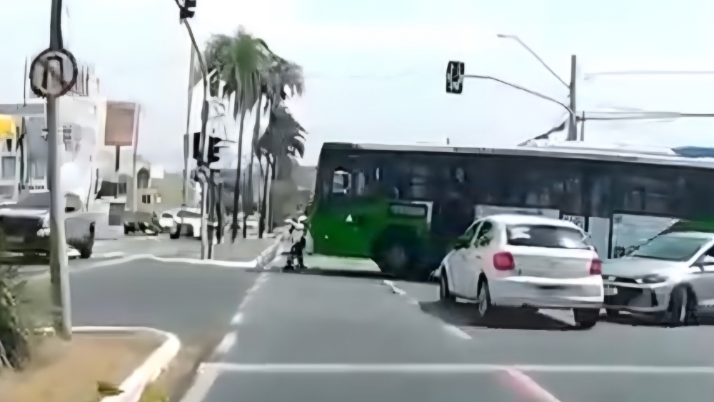 Motorista tenta segurar ônibus sem freio e acaba atropelado: veja o vídeo