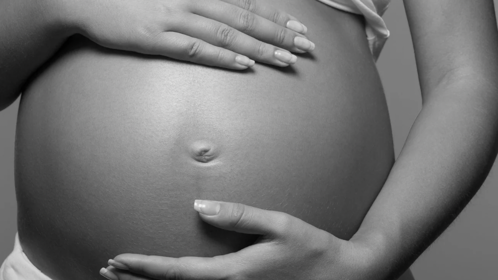 Grávida de 5 meses é baleada dentro da própria casa
