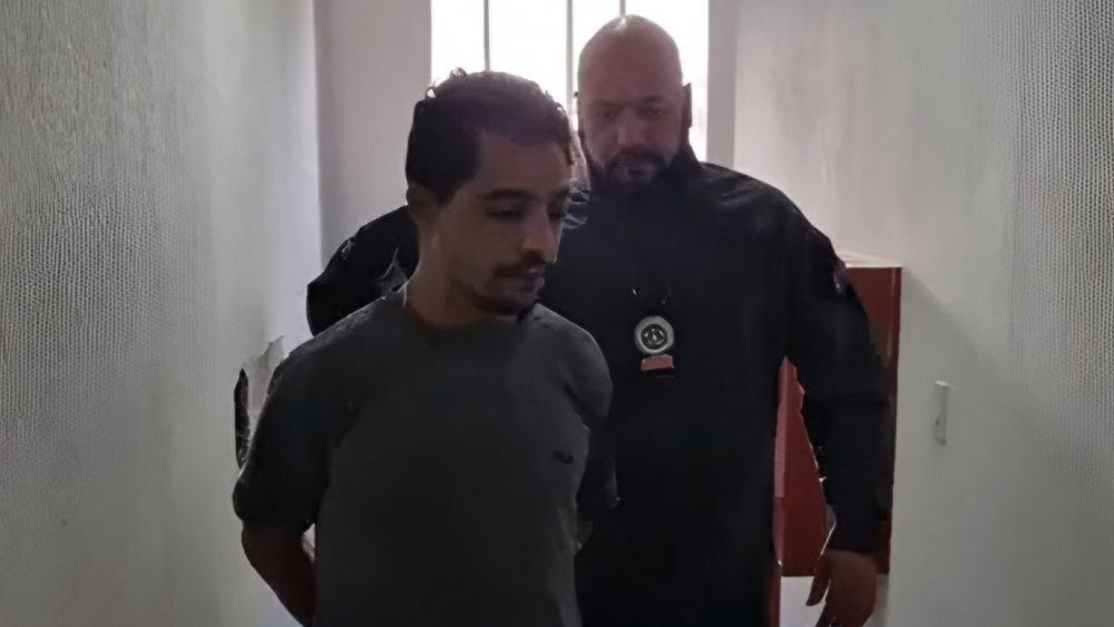 Hacker Luiz Fernando Soares Alves, conhecido como “EXONEX”, suspeito de lucrar mais de R$ 100 mil diariamente com crimes cibernéticos. Divulgação Polícia Civil