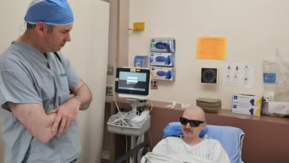 Homem recupera visão após implantar dente no olho