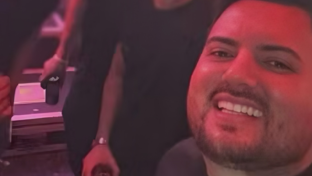 Empresário morre eletrocutado no palco durante show