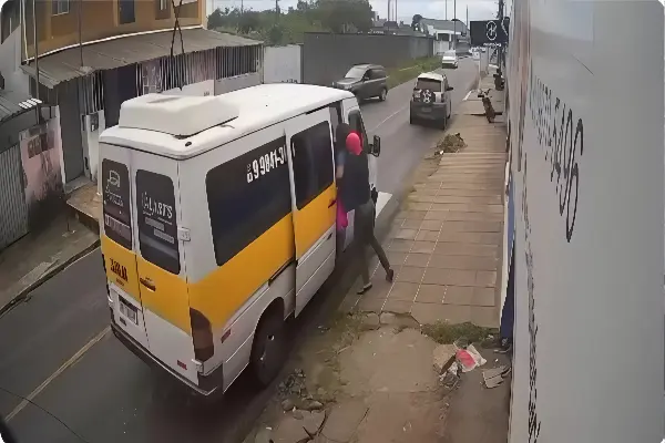 Van escolar é roubada e casal sofre sequestro relâmpago em frente a escola (Foto: Reprodução Câmera de Segurança)
