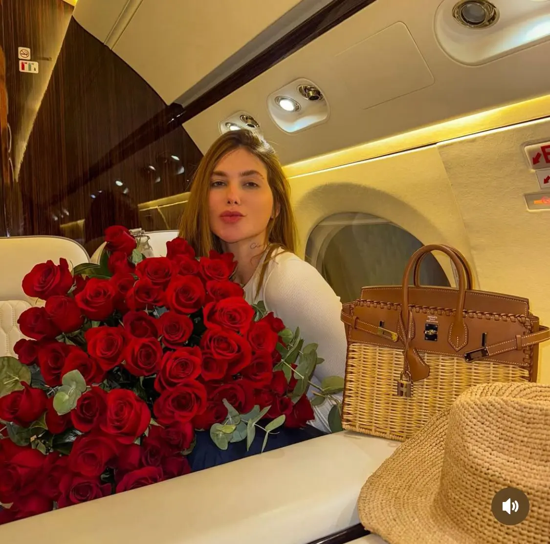 Virginia Fonseca recebe flores de despedida de Vini Jr