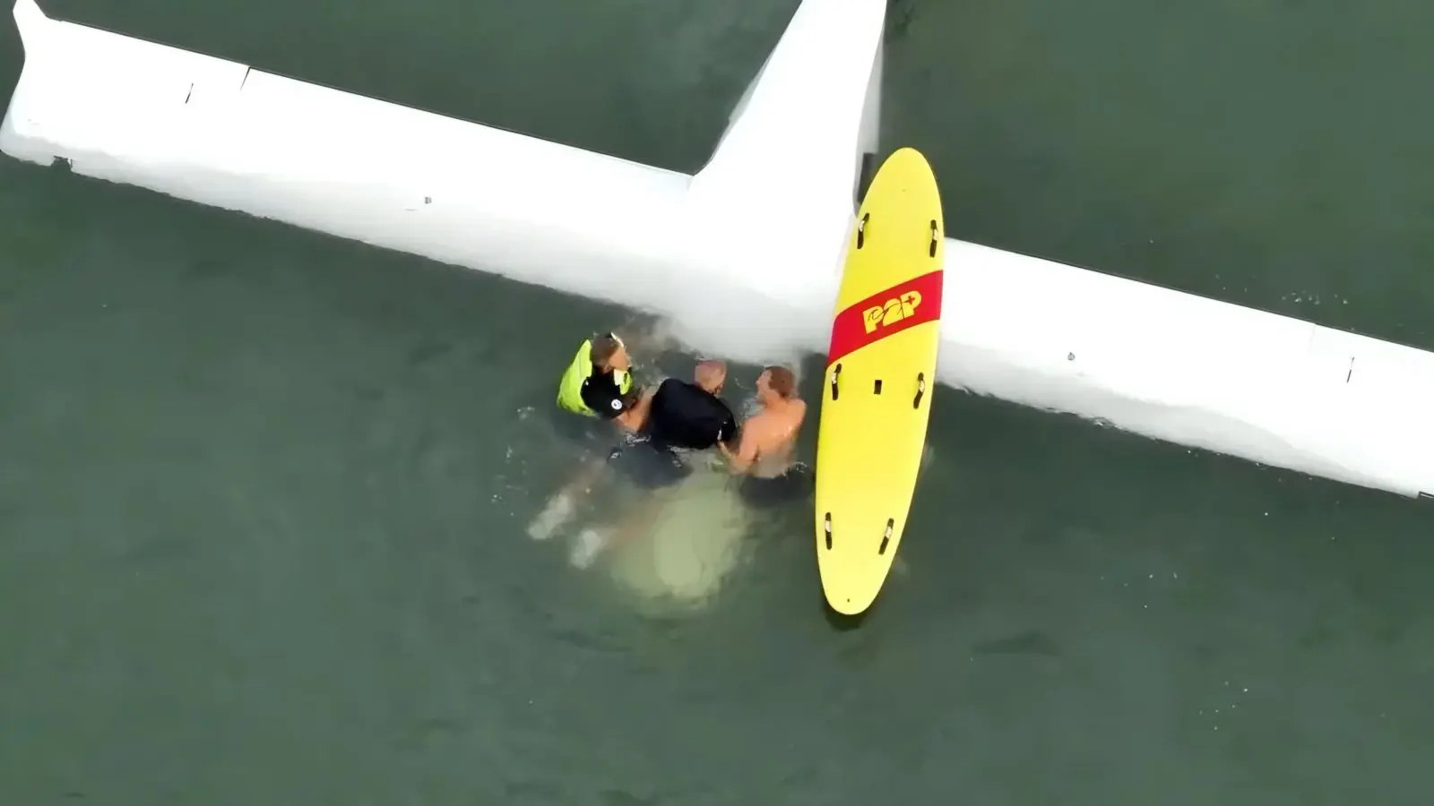Piloto realiza pouso de emergência no mar e é resgatado com vida; veja o momento