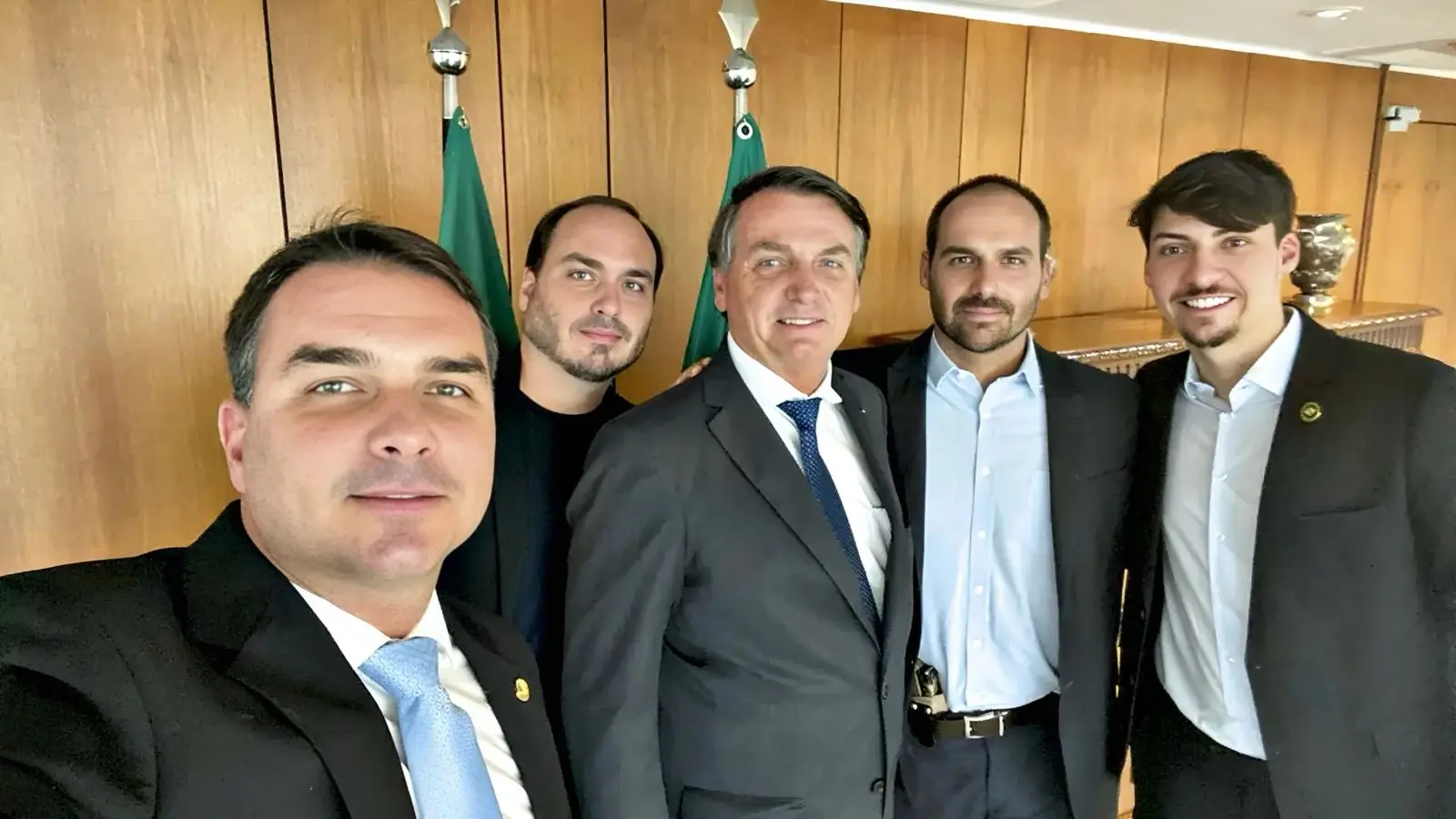 Bolsonaro e seus filhos (Foto: Reprodução/Redes sociais)