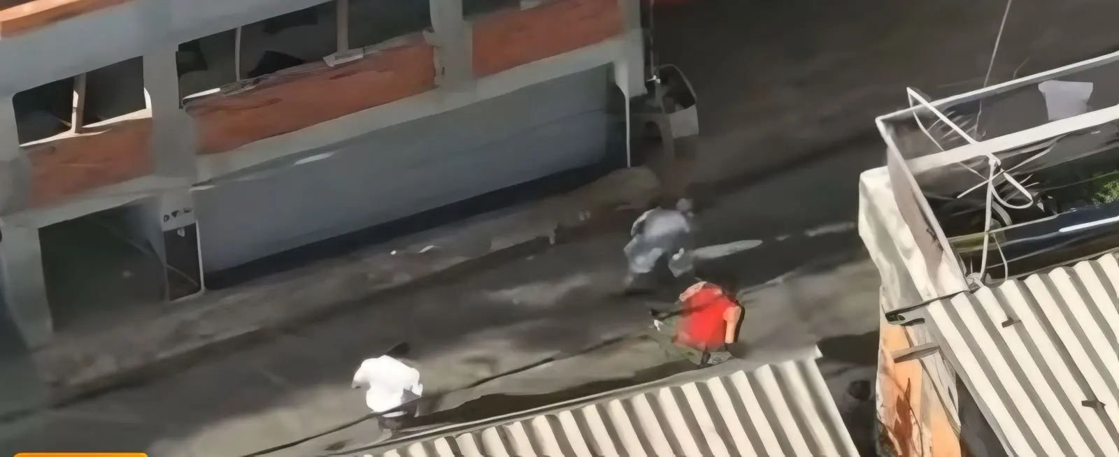 Criminosos entram em desespero e fogem correndo ao ver a ROTA (Foto: Reprodução/SBT)