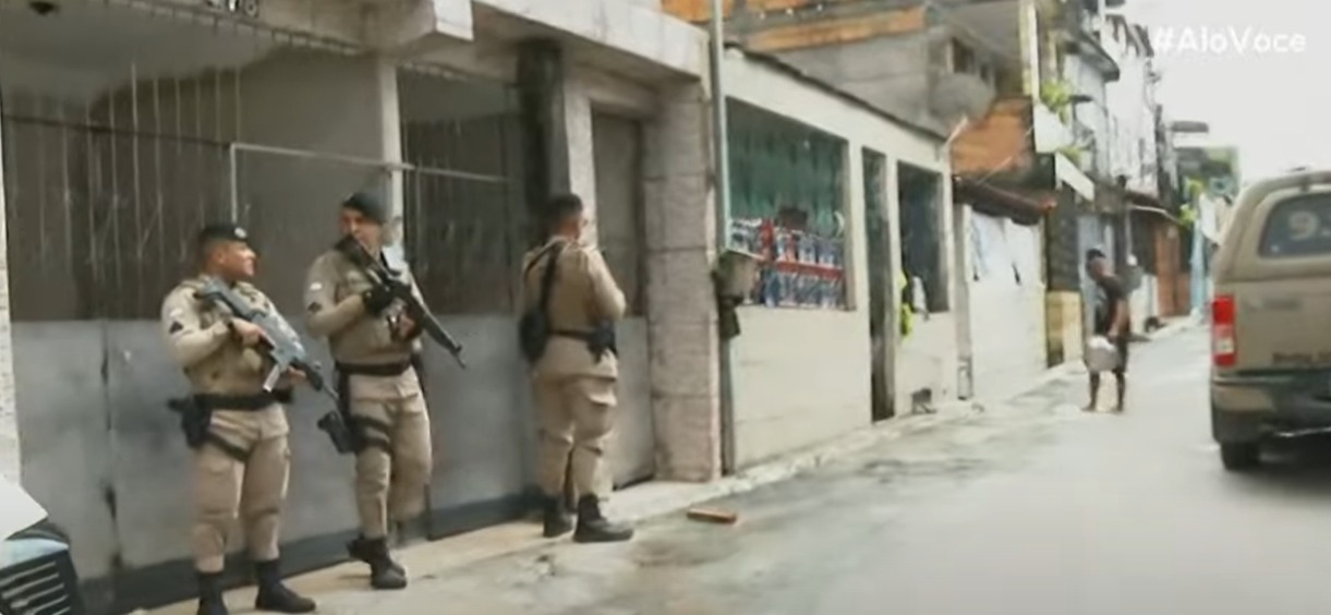 Repórter na casa onde kakay foi morto. Veja fotos(Foto: Reprodução/Alô Você)