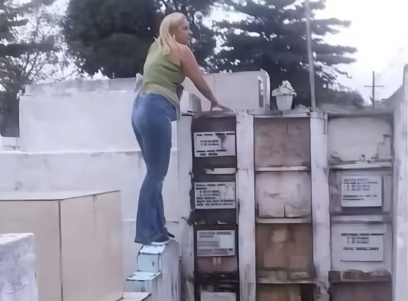Mulher fica presa no Cemitério de Camaragibe e espera resgate por 40 minutos — Foto: Reprodução/Instagram
