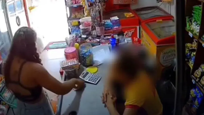 Vídeo chocante: mãe dá chinelada no rosto de atendente após filho agir às escondidas (Foto: Reprodução/Redes sociais)
