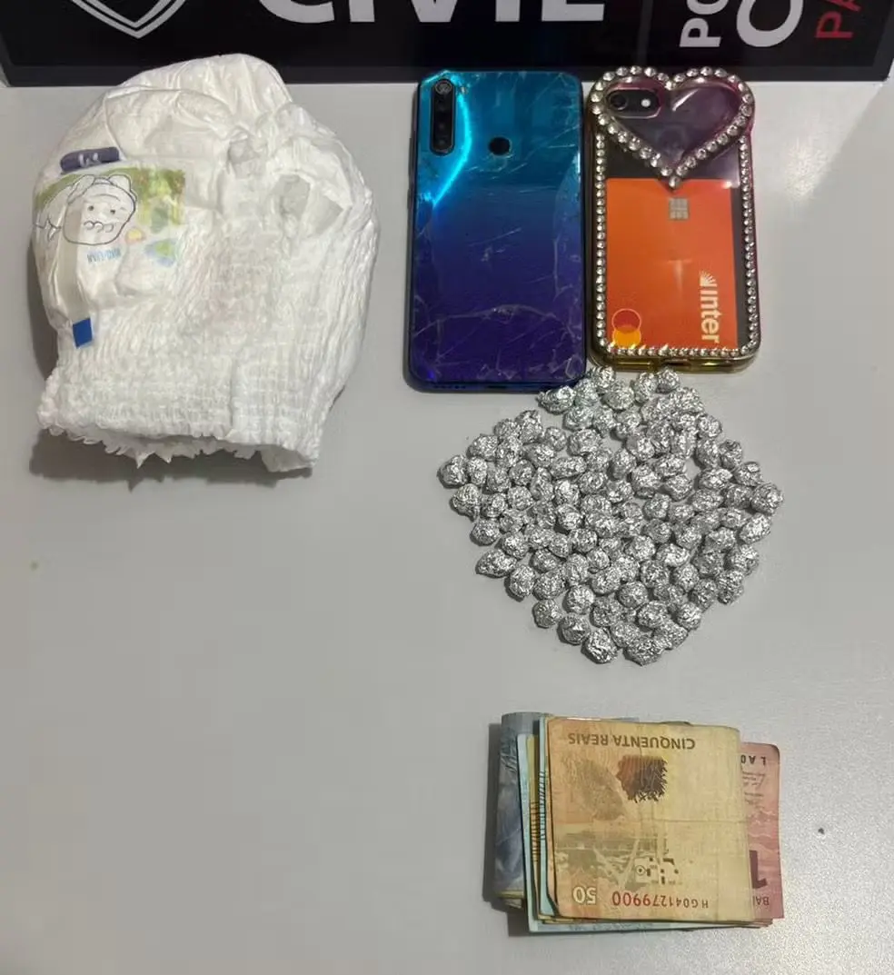 Suspeitas usavam fraldas de bebê para esconder as drogas — (Foto: Reprodução/Polícia Civil da Paraíba)