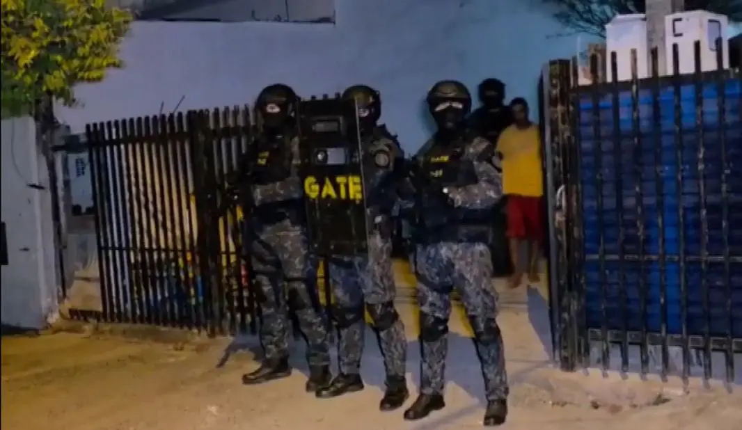 Pai mantém filho de 1 ano refém com faca no pescoço (Foto: Reprodução/G1)