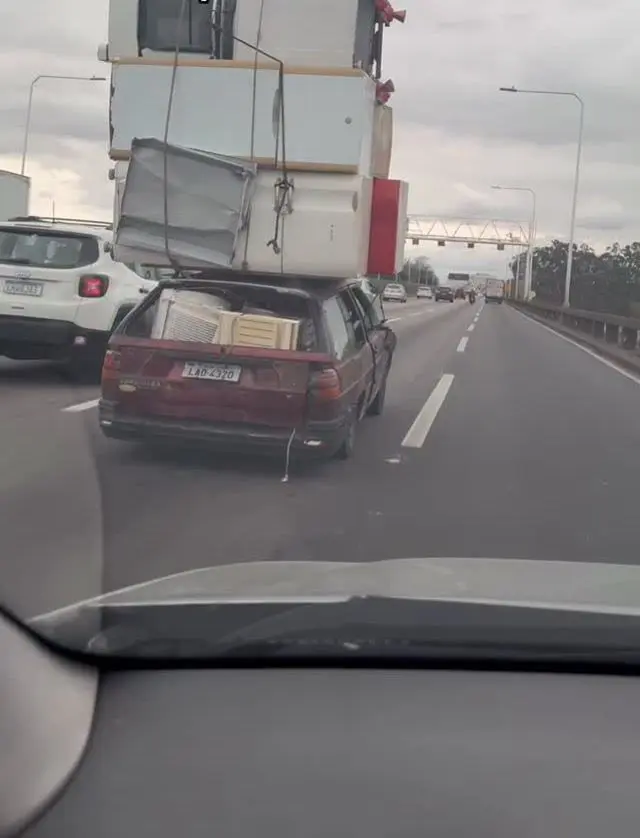Vídeo: carro cruza Ponte Rio-Niterói com carga bizarra de eletrodomésticos (Foto: Reprodução/Redes sociais)
