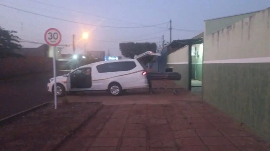Tragédia: pai encontra filho morto dentro de carro e cena choca moradores (Foto: Reprodução)