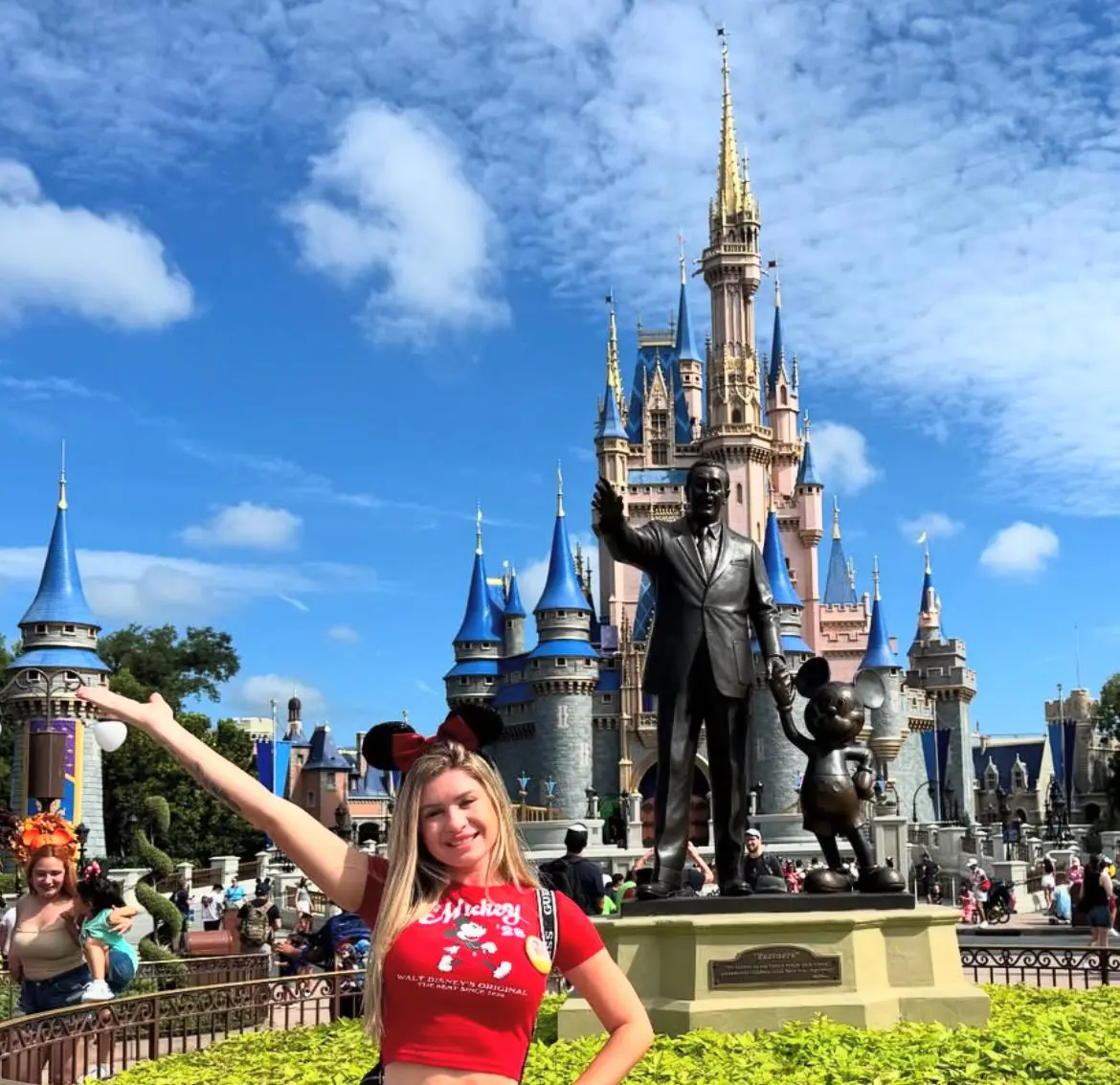 Influenciadora é expulsa de parque Disney após foto mostrando parte dos seios