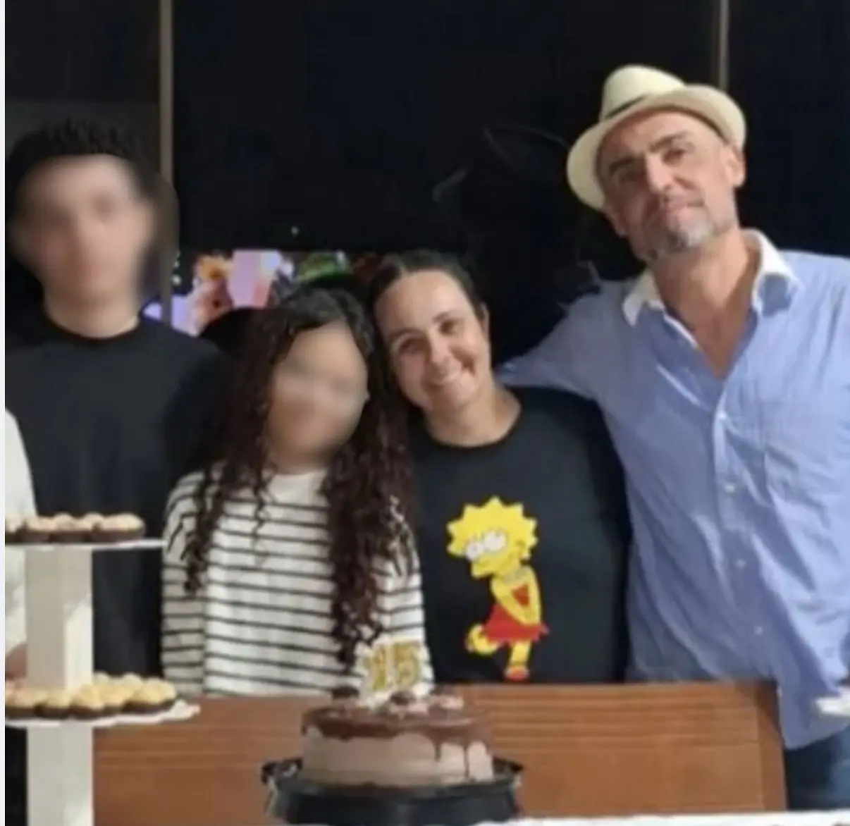 Imagem exclusiva mostra marca de sangue em parede da casa onde homem matou família