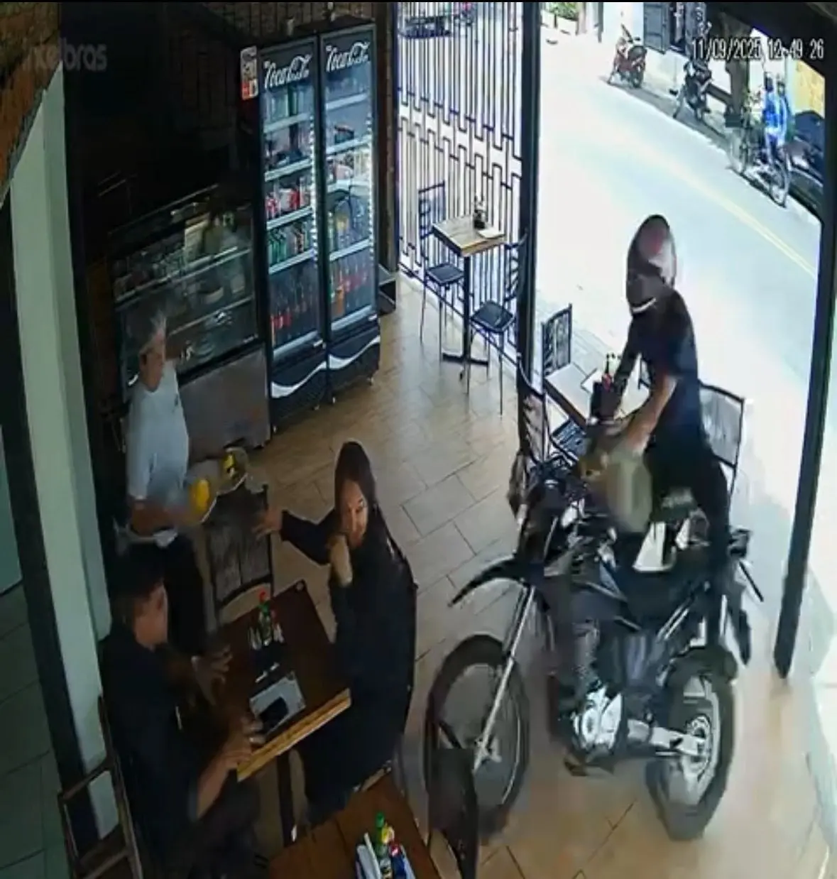 Moto desgovernada invade padaria e assusta clientes (Foto: Reprodução/Câmeras de segurança)