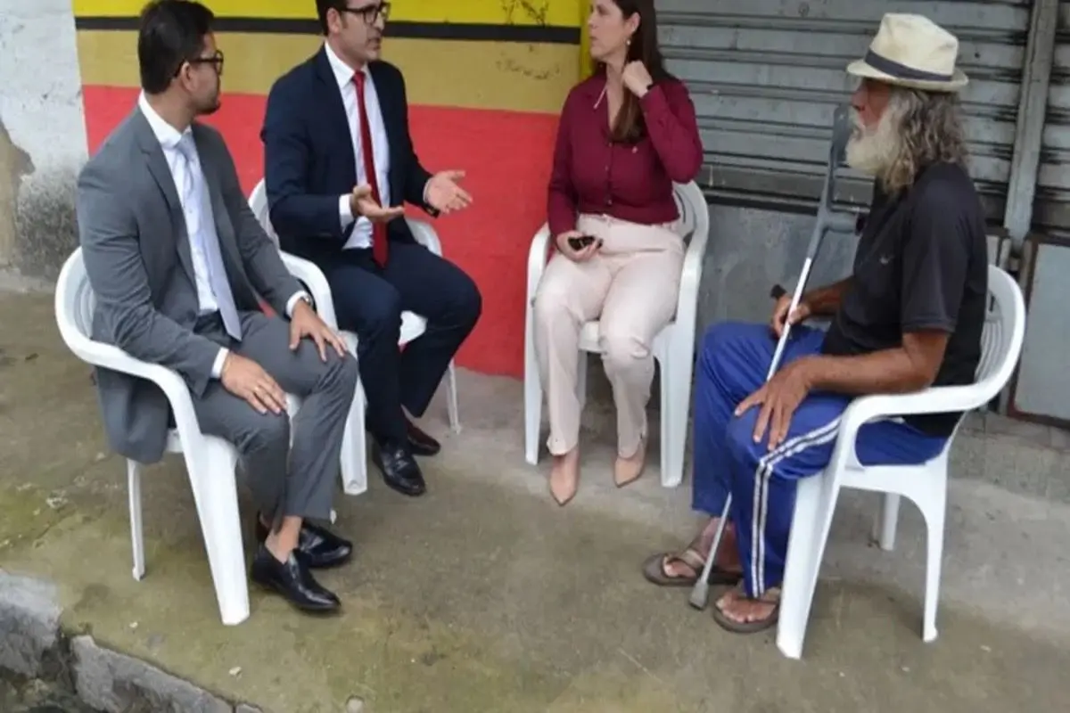 Juiz realiza audiência em plena calçada para ajudar morador de rua (Foto: Divulgação/Justiça Federal)