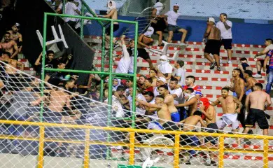 Selvageria no futsal: torcidas de Ceará e Fortaleza brigam em clássico. Veja o vídeo
