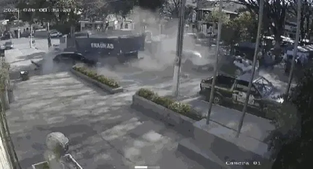 Caminhão de tijolos desgovernado mata duas pessoas; veja vídeo (Foto: Reprodução/Redes sociais)